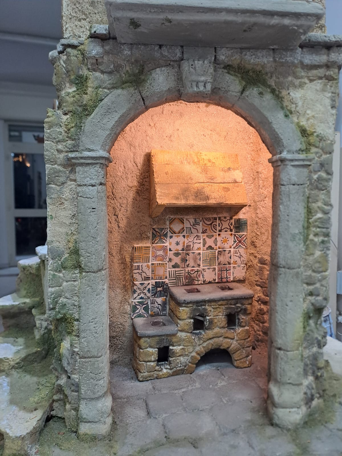 Particolare dell'Osteria con riggiole napoletane 2x2 cm in ceramica realizzate e dipinte a mano da ariaceramicheartistiche