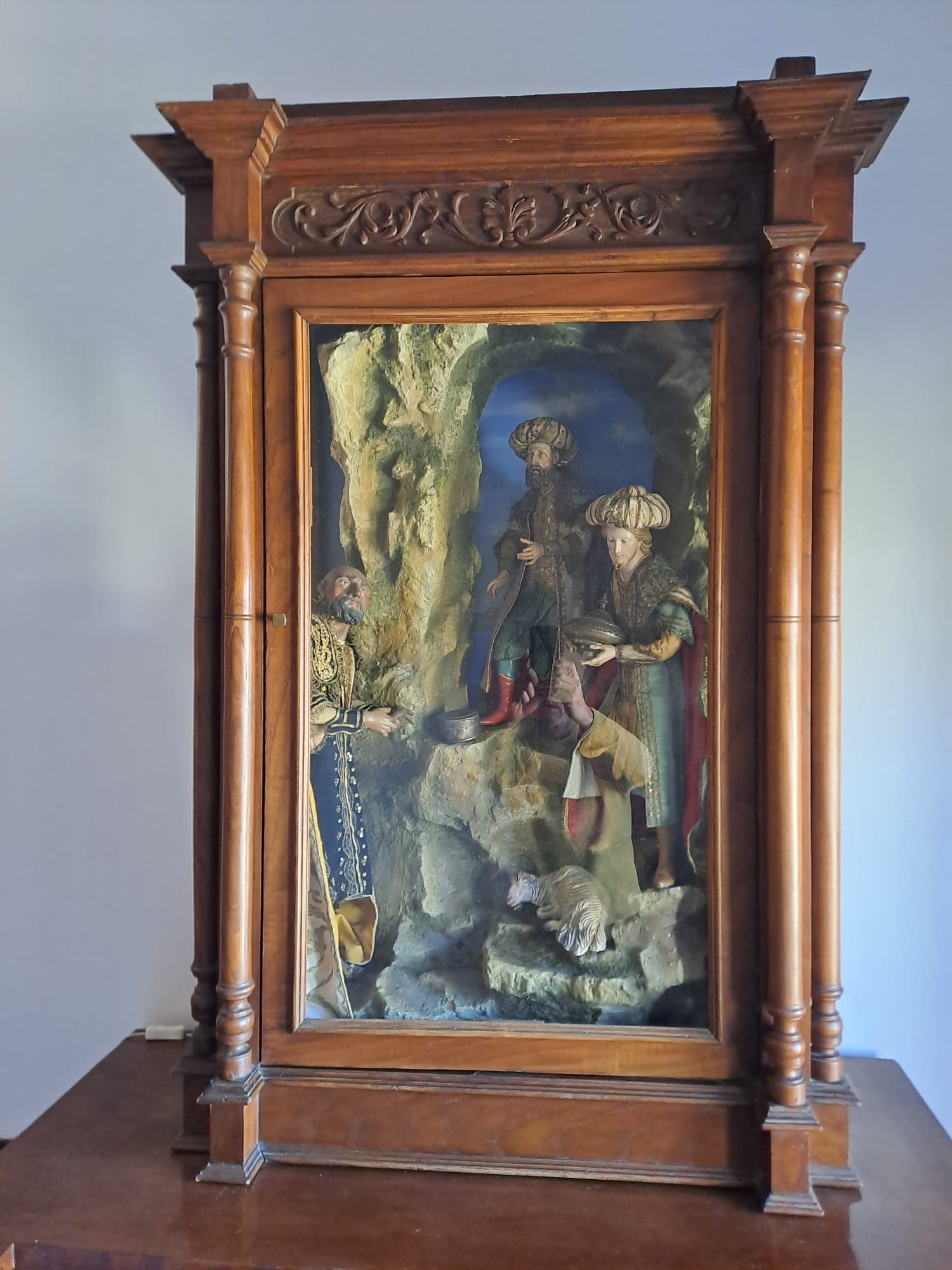 Scoglio in antica scarabattola napoletana realizzato in legno e sughero con sfondo dipinto, per re Magi da 60 cm